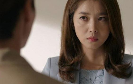 Vừa ra khỏi tòa ly hôn, chồng thì thầm điều này khiến tôi sợ tái mặt, ngã quỵ xuống đường, tôi lao đi rút đơn ngay