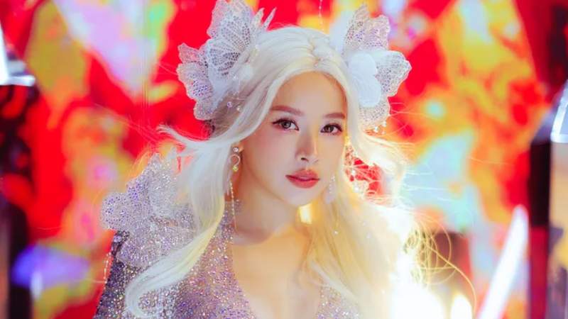 Chi Pu khoe vẻ đẹp siêu thực với váy cưới 