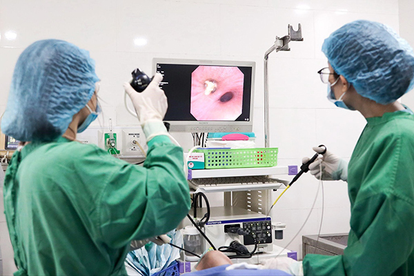 Đà Nẵng: Gắp thành công dị vật xương heo 1cm trong phế quản