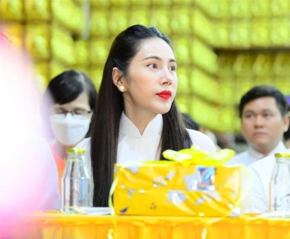 Netizen-xon-xao-ve-loat-anh-thuy-tien-xuat-hien-o-dai-le-vu-lan-2024-4