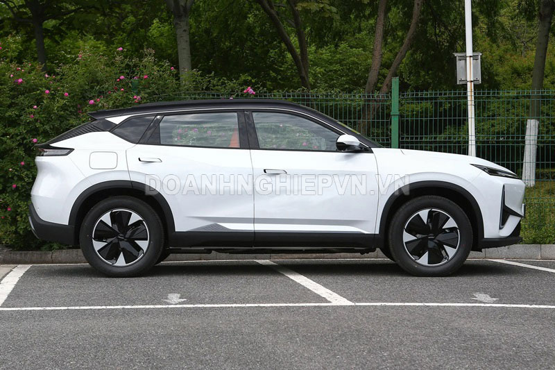 SUV dài gần 4,7 mét, công suất 360 mã lực, ‘uống xăng như ngửi’, giá gần 420 triệu đồng