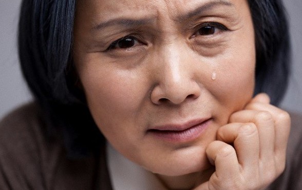 Cứ nghĩ con gái lấy chồng giàu sẽ sung sướng lắm, ngờ đâu khi đến thăm con ở cữ, tôi chết lặng thấy con rể vứt tiền vào người vợ