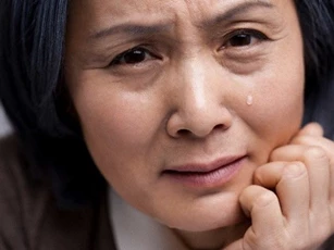 Cứ nghĩ con gái lấy chồng giàu sẽ sung sướng lắm, ngờ đâu khi đến thăm con ở cữ, tôi chết lặng thấy con rể vứt tiền vào người vợ