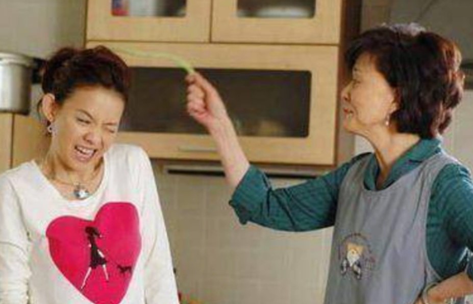 Thấy con dâu làm ra tiền, mẹ chồng bảo "con là chị, hãy mua nhà cho em chồng"