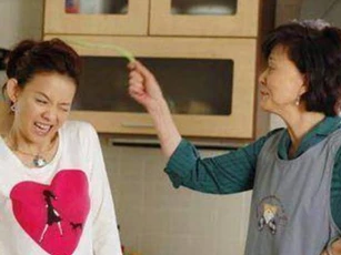 Thấy con dâu làm ra tiền, mẹ chồng bảo "con là chị, hãy mua nhà cho em chồng"