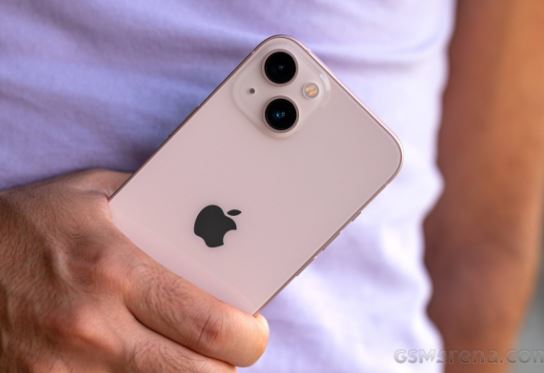 iPhone 13 hạ giá khủng tháng 8, iPhone rẻ nhất Việt Nam giống iPhone 15, có đủ camera chéo, màn OLED