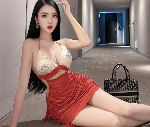 'Mê mẩn' trước vóc dáng hoàn hảo 102-62-91cm của nữ DJ quyến rũ bậc nhất Vịnh Bắc Bộ