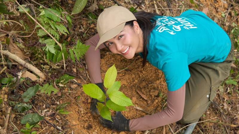 H’Hen Niê tiếp tục trồng rừng ở Thanh Hoá, lan toả tình yêu thiên nhiên đến cộng đồng