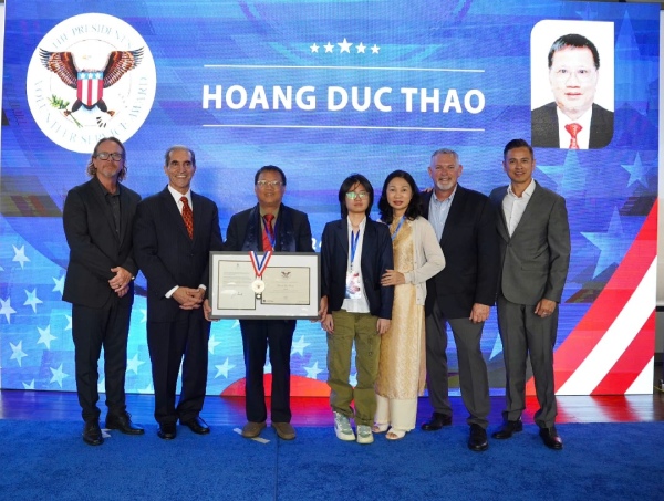 Anh hùng Lao động Hoàng Đức Thảo nhận giải thưởng Phụng sự tình nguyện tại Mỹ

