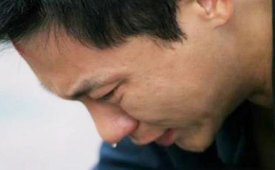 Ch&#x1ED3;ng bi&#x1EC7;t t&#xED;ch 4 n&#x103;m m&#x1EDB;i tr&#x1EDF; v&#x1EC1;, anh b&#x1ED7;ng d&#xFA;i v&#xE0;o tay t&#xF4;i m&#x1ED9;t h&#x1ED9;p &#x111;&#x1EA7;y v&#xE0;ng r&#x1ED3;i n&#xF3;i m&#x1ED9;t c&#xE2;u khi&#x1EBF;n t&#xF4;i su&#xFD;t ng&#x1EA5;t