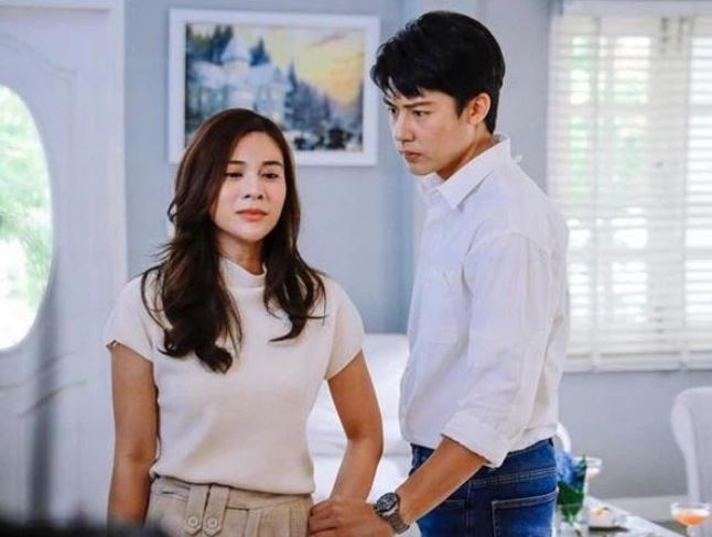 Nửa đêm đi công tác về, tôi hốt hoảng khi thấy vợ đang ôm một đứa bé lạ, càng choáng váng hơn với lời tuyên bố của cô ấy