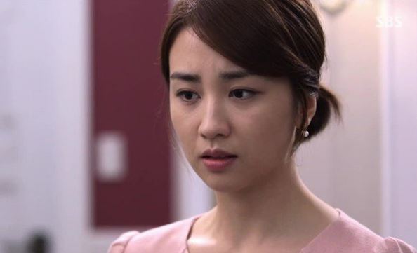 Đêm hôm khuya khoắt thấy vợ rón rén ra khỏi phòng, lén lút gặp riêng chị giúp việc rồi quỳ gối nhờ giữ kín 1 bí mật, tôi sốc nặng khi rõ từng câu từng chữ