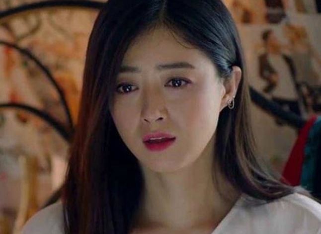 Lột bao gối của mẹ chồng đi giặt, tôi rụng rời tay chân khi nhìn thấy tập giấy tiết lộ bí mật động trời của bà ấy