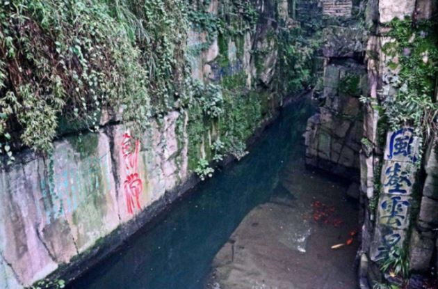 Bí ẩn ngôi mộ bất khả xâm phạm dưới đáy hồ được bảo vệ bởi 3.000 thanh kiếm 