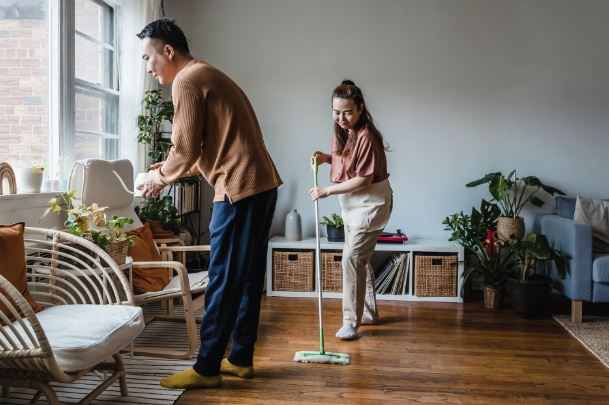 Bạn trai đòi người yêu trả tiền thuê nhà khi cùng sống trong căn hộ của anh ấy, lương tăng thì tiền thuê cũng tăng theo