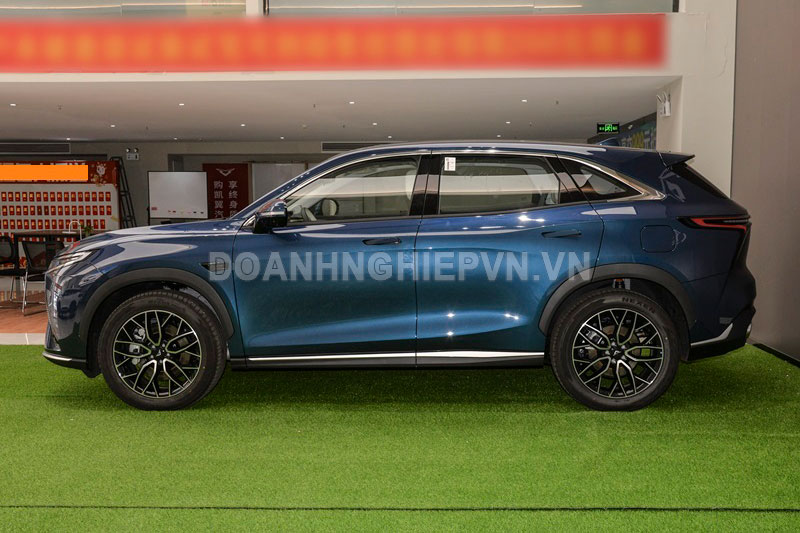 SUV đẹp long lanh, công suất 343 mã lực, tiết kiệm xăng hơn xe máy, giá gần 360 triệu đồng