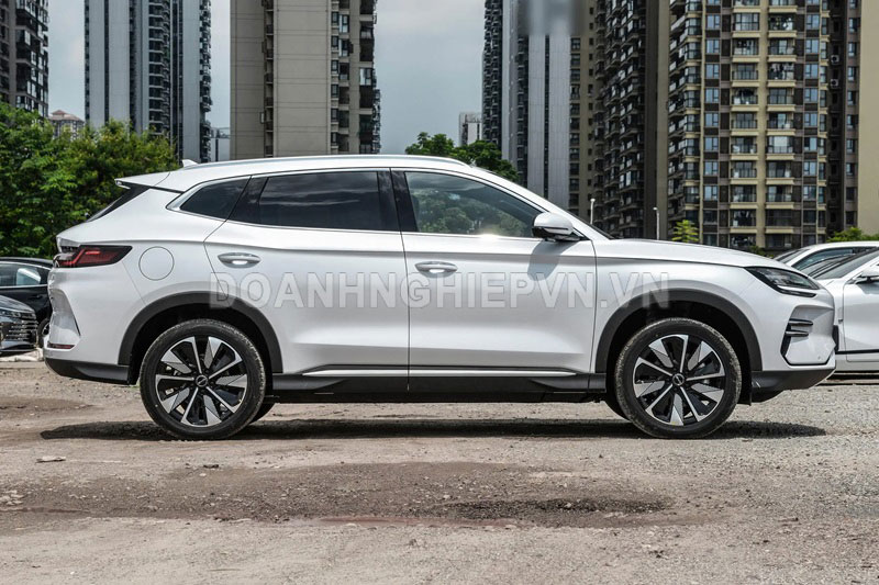 SUV dài gần 4,8 mét, công suất 215 mã lực, nội thất bắt mắt, giá gần 490 triệu đồng