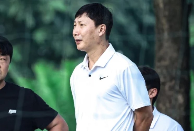 HLV Kim Sang Sik có động thái gây chú ý