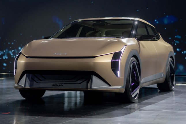 Mẫu sedan chạy điện đầu tiên của Kia lộ diện