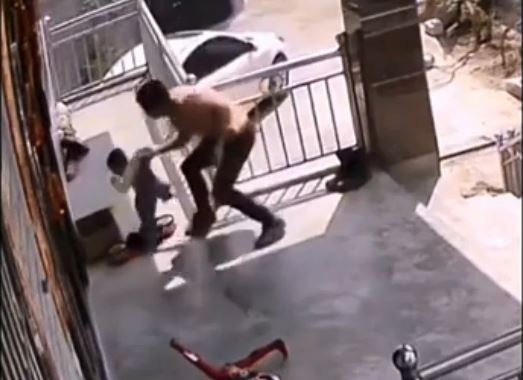 CLIP: Người cha xử lý cực nhanh cứu con trai khỏi ‘vòng tay tử thần’