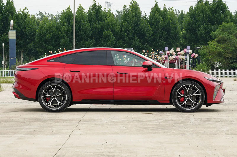 Xe sedan dài hơn 4,9 mét, công suất 480 mã lực, hệ thống treo khí nén, giá gần 640 triệu đồng