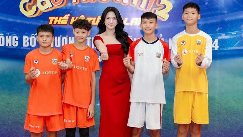 Lê Bống làm "bảo mẫu" cho các cầu thủ nhí