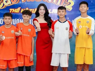 Lê Bống làm "bảo mẫu" cho các cầu thủ nhí