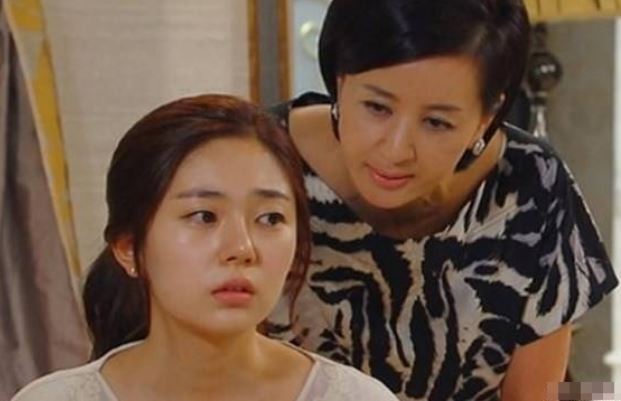 Mới cưới nhau 6 tháng, mẹ chồng ‘mượn’ lại vàng cưới để tặng con gái, tôi nói một câu khiến bà ngượng chín mặt