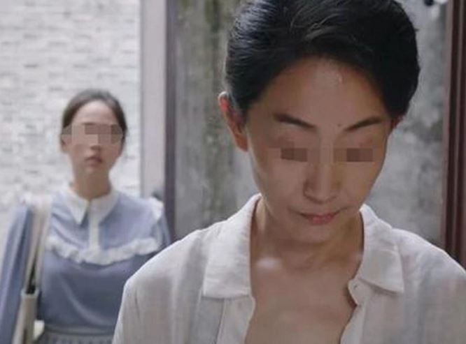 Nghĩ con dâu ngoại tình, mẹ chồng lắp định vị đến thẳng khách sạn bắt ghen, nhưng vừa mở cửa thì suýt đứng tim khi thấy cảnh này