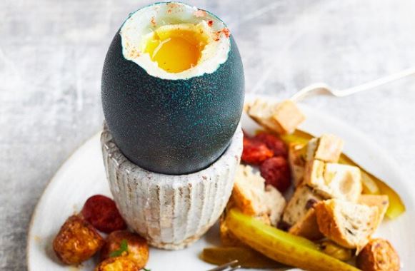 Trứng đà điểu Úc giá gần 1 triệu đồng/quả, đắt gấp gần 200 lần trứng gà ta, nấu món gì sẽ ngon?