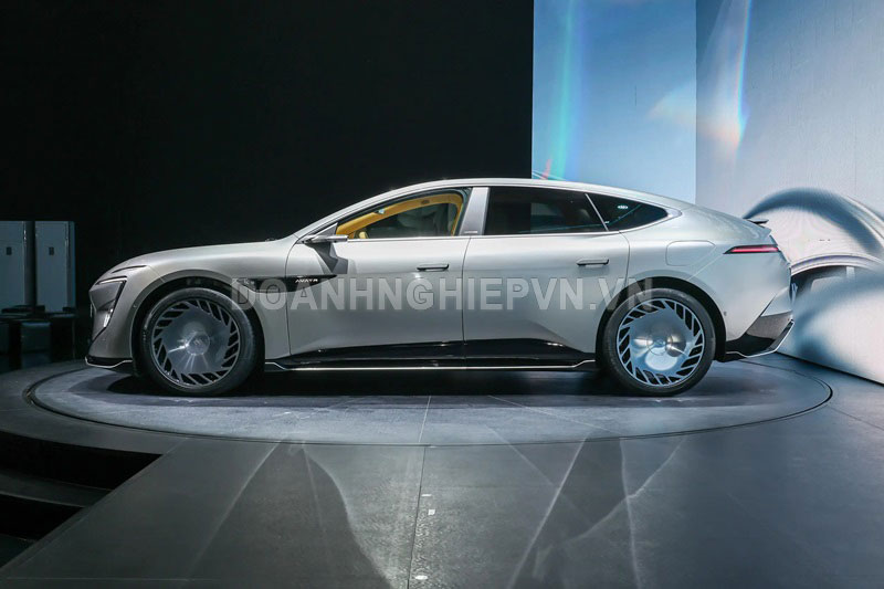 Đối thủ của Mercedes-Maybach S-Class trình làng: Nội thất siêu sang, công suất 570 mã lực, giá gần 2,3 tỷ đồng