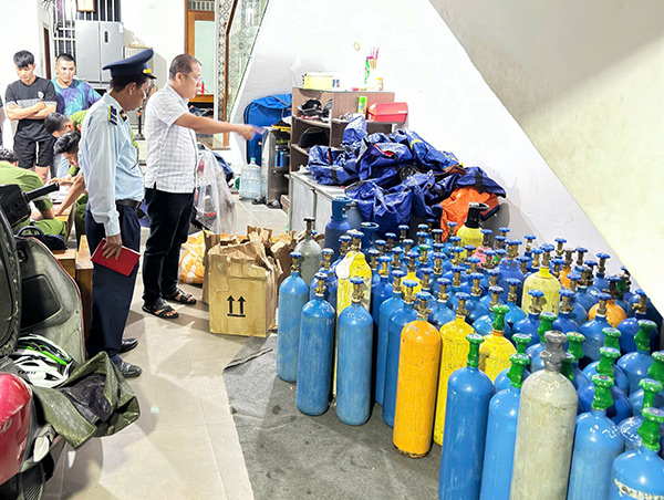 Đà Nẵng: Kiểm tra đột xuất kho hàng, tạm giữ 162 bình nghi chứa khí cười