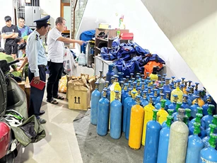 Đà Nẵng: Kiểm tra đột xuất kho hàng, tạm giữ 162 bình nghi chứa khí cười