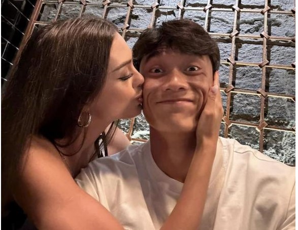 Thủ môn Bùi Tiến Dũng hết thời mê siêu xe, lái xế hộp bình dân đến sân bay đón vợ Tây