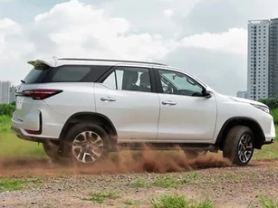 Giá xe lăn bánh Toyota Fortuner cuối tháng 8/2024 hấp dẫn khách Việt, quyết đấu Ford Everest