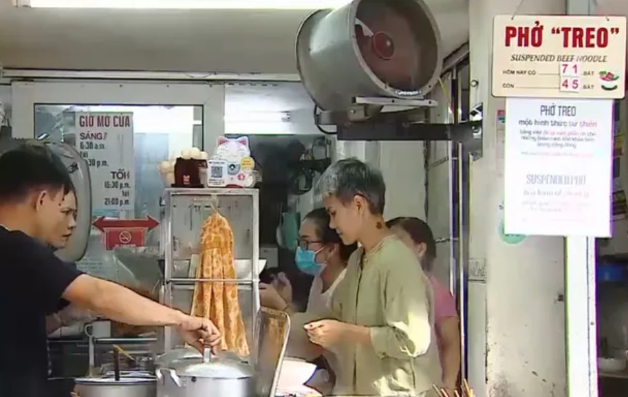 Độc đáo phở “treo” ở phố cổ Hà Nội
