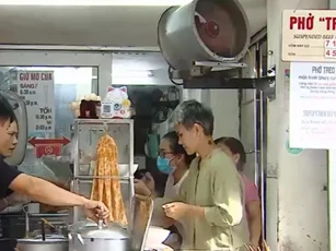 Độc đáo phở “treo” ở phố cổ Hà Nội
