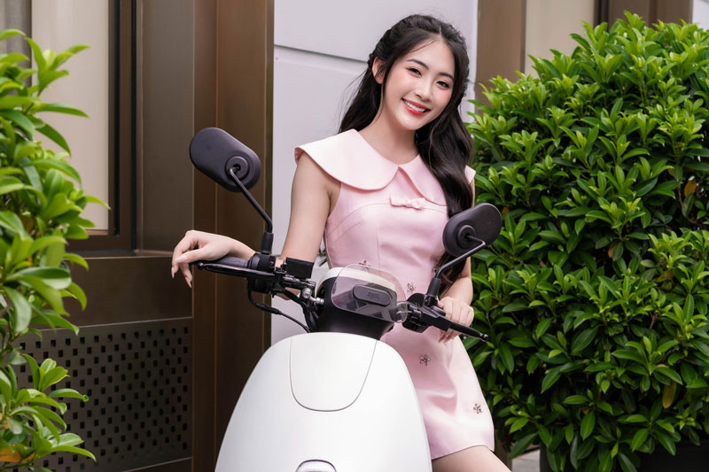 Mỹ nhân Việt khoe sắc bên xe tay ga