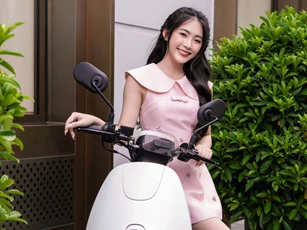 Mỹ nhân Việt khoe sắc bên xe tay ga