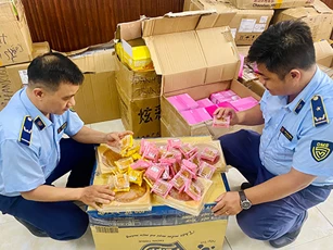 Đà Nẵng: Thu giữ số lượng lớn thực phẩm chức năng, bánh trung thu nhập lậu