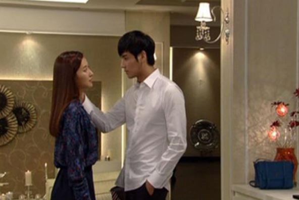 Cắn răng lấy người đáng tuổi chú để trừ nợ, ai ngờ đêm tân hôn cô dâu chết sững với chuyện như trong phim