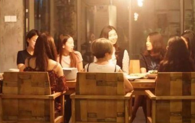 Không chịu đóng 1 triệu khi họp lớp, 2 người có phản ứng dữ dội rồi nóng bừng cả mặt khi xem mảnh giấy nhỏ