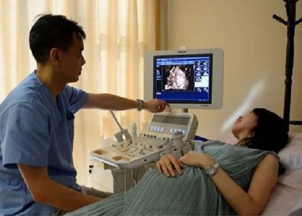 Chồng đưa đi khám thai lại gặp người yêu cũ khám cho, tôi bật ngửa khi nghe anh nói điều này với chồng mình