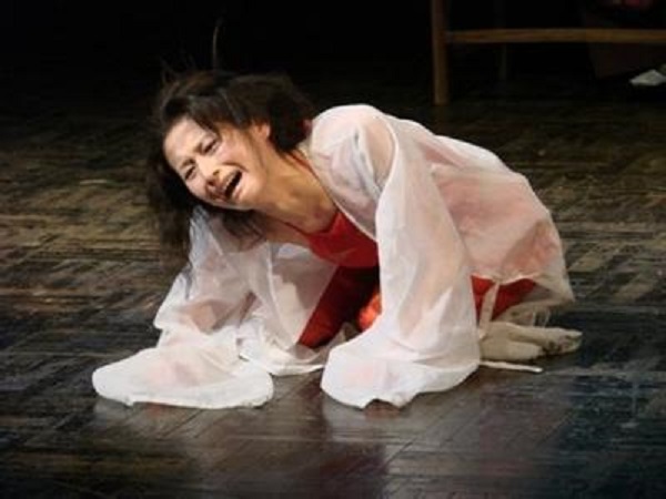 Ngày chồng mất, lật chiếc nhẫn cưới anh đang đeo tôi bàng hoàng phát hiện mình đã bị phản bội bấy lâu