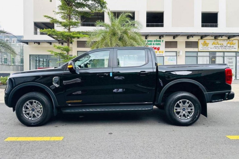 Ford Ranger 2024 'siêu lướt' lăn bánh vỏn vẹn 200 km, nilon chưa bóc hết đã rao bán với giá khó tin