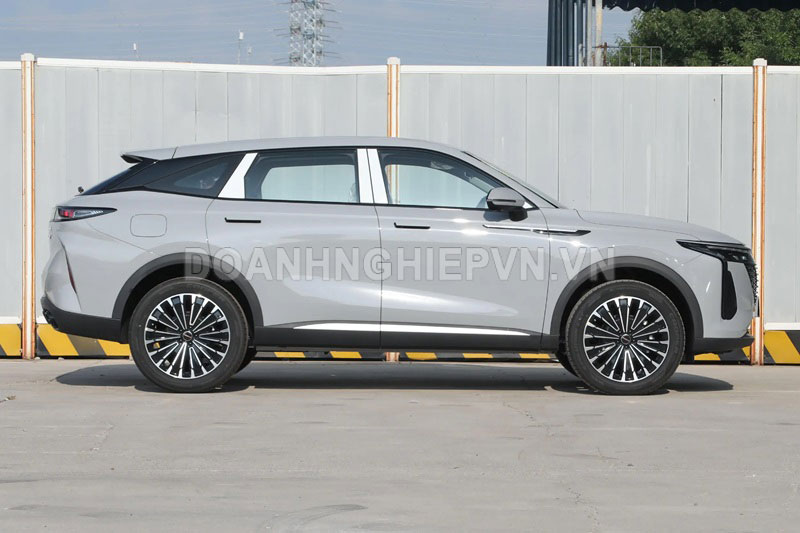 Xe gầm cao dài gần 4,8 mét, công suất 261 mã lực, nội thất tiện nghi, giá gần 490 triệu đồng