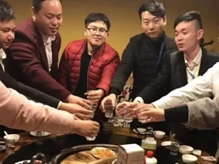 Tại sao 'cao thủ uống rượu' lại uống một ly nước khoáng khi uống rượu mạnh? Chín trên mười người không biết lý do này!