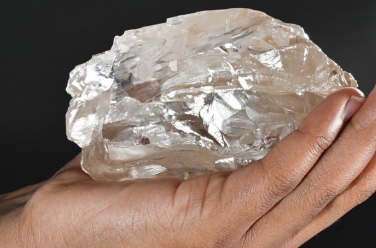 Đào được viên kim cương lớn nhất thế giới trong hơn 100 năm, kích cỡ gây kinh ngạc