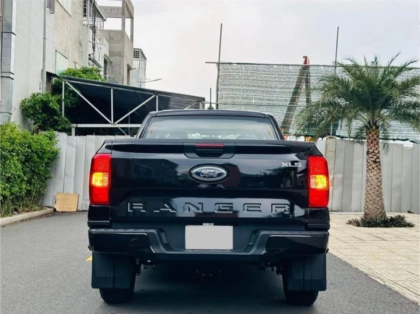 Ford Ranger 2024 'siêu lướt' lăn bánh vỏn vẹn 200 km, nilon chưa bóc hết đã rao bán với giá khó tin 518004