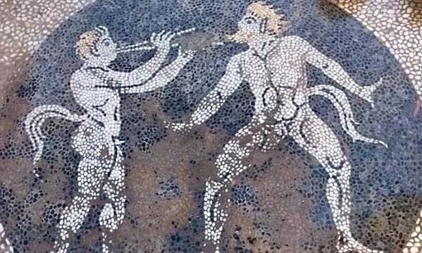 Khai quật bức tranh khảm cổ đại mô tả hai vị thần khỏa thân
